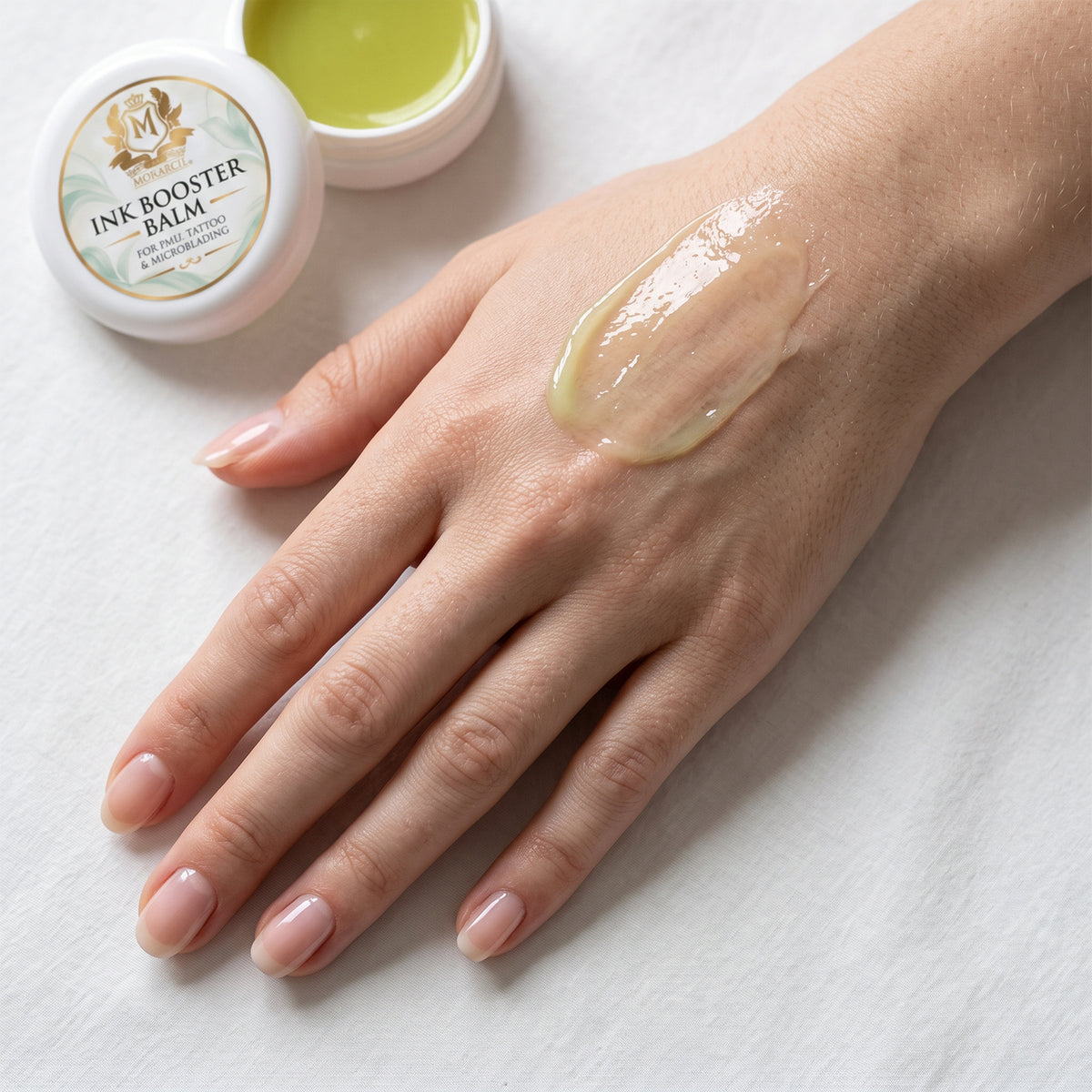 Skin Monarch Ink Booster Balm 30ml, läikiv palsam käeseljale kantuna